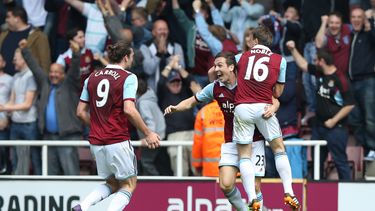 americateve | El jugador de West Ham, Stuart Downing, centro, festeja tras anotar un gol contra Tottenham en la liga Premier el s&aacute;bado, 3 de mayo de 2014, en Londres. (AP Photo/Alastair Grant)
