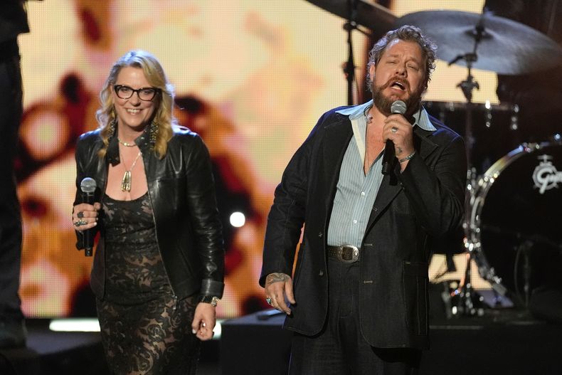 Susan Tedeschi, a la izquierda, de Tedeschi Trucks Band y Nathaniel Rateliff actúan durante la ceremonia de ingreso al Salón de la Fama del Rock and Roll de 2025 el sábado 8 de noviembre de 2025 en L.A. Live en Los Ángeles. (Foto AP/Chris Pizzello)