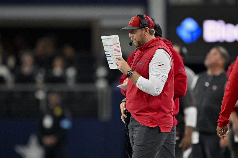 ARCHIVO - El coordinador ofensivo de los Buccaneers de Tampa Bay, Liam Coen, observa desde el banquillo durante un partido de fútbol americano de la NFL contra los Cowboys de Dallas en Arlington, Texas, el 22 de diciembre de 2024. (AP Foto/Jerome Miron, Archivo)