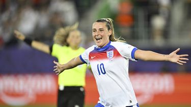 Ella Toone, de Inglaterra, celebra después de anotar el 2-0 durante el partido del Campeonato Europeo Femenino entre Inglaterra y Gales, correspondiente al Grupo D, el domingo 13 de julio de 2025, la Arena St. Gallen en St. Gallen, Suiza. (Gian Ehrenzeller/Keystone vía AP)