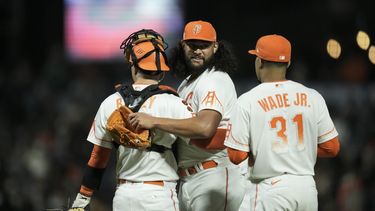 Sean Manaea, lanzador de los Gigantes de San Francisco, festeja con el cátcher Patrick Bailey y con el primera base LaMonte Wade Jr., tras el duelo del martes 1 de agosto de 2023, ante los Diamondbacks de Arizona (AP Foto/Godofredo A. Vásquez)