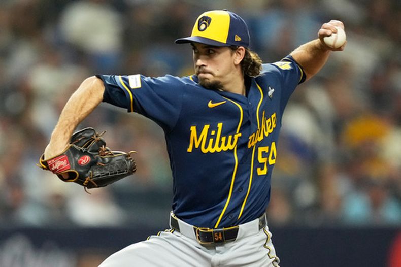 El pitcher de los Cerveceros de Milwaukee Robert Gasser lanza en la sexta entrada del juego 3 de la Serie Mundial ante los Rays de Tampa Bay el lunes 26 de octubre del 2026. (AP Foto/Ashley Landis)