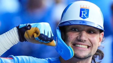 Jac Caglianone, de los Reales de Kansas City, celebra luego de conseguir un jonrón de dos carreras ante los Cachorros de Chicago, el sábado 8 de agosto de 2026 (AP Foto/Charlie Riedel)