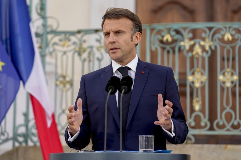 ARCHIVO - El presidente francés Emmanuel Macron habla en conferencia de prensa en la casa para invitados oficiales del gobierno alemán en Meseberg, al norte de Berlín, Alemania, el 28 de mayo de 2024. (AP Foto/Ebrahim Noroozi, archivo)