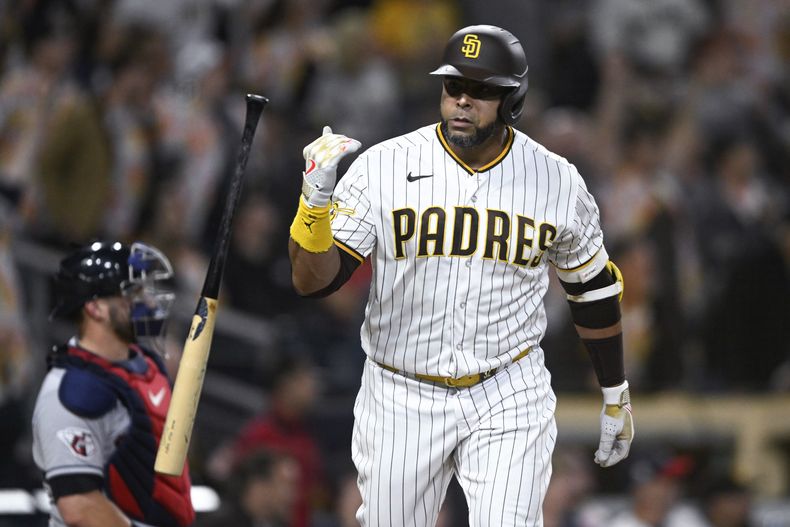 En foto del 14 de junio del 2023, el dominicano de los Padres de San Diego Nelson Cruz lanza su bate tras conectar un jonrón solitario en el encuentro ante los Guardianes de Cleveland. El martes 4 de julio del 2023, los Padres asignan por designación a Cruz. (AP Foto/Denis Poroy)