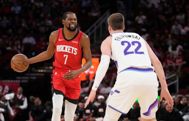 Kevin Durant, de los Rockets de Houston, controla el balón frente a Kyle Filipowski, del Jazz de Utah, el viernes 3 de abril de 2026 (AP Foto/Karen Warren)