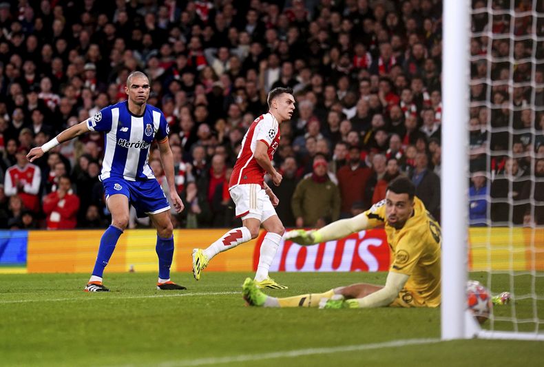 Leandro Trossard (centro) de Arsenal anota tras marcar un gol ante Porto en la vuelta de los octavos de final de la Liga de Campeones, el martes 12 de marzo de 2024, en Londres. (Zac Goodwin/PA vía AP)