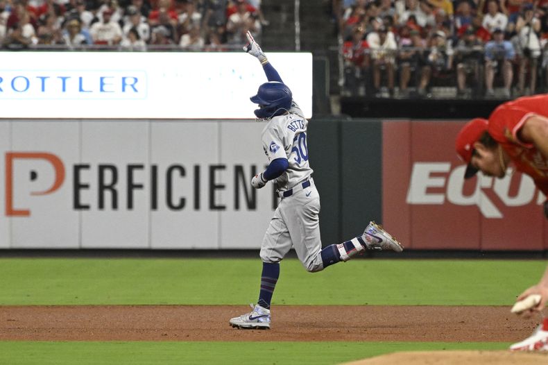 Mookie Betts (50), de los Dodgers de Los Ángeles, realiza un gesto luego de conectar un cuadrangular frente a los Cardenales de San Luis durante la sexta entrada del juego de béisbol, el viernes 16 de agosto de 2024, en San Luis. (AP Foto/Jeff Le)