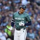 El japonés Shohei Ohtani, de la Liga Americana, reacciona tras recibir un boleto en el Juego de Estrellas, el martes 11 de julio de 2023 (AP Foto/Lindsey Wasson)