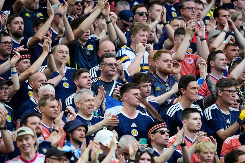 Aficionados de Escocia durante el partido ante Brasil por el Grupo C del Mundial, el miércoles 24 de junio de 2026, en Miami Gardens, Florida. (AP Foto/Rebecca Blackwell)