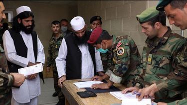 el lider taliban pide la liberacion de todos los detenidos politicos restantes