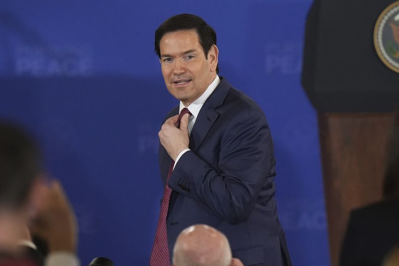 El secretario de Estado de EEUU, Marco Rubio, llega a una conferencia de prensa conjunta con el presidente Donald Trump y el presidente de Rusia, Vladímir Putin, en la Base Conjunta Elmendorf-Richardson, Alaska, el viernes 15 de agosto de 2025. (AP Foto/Jae C. Hong)