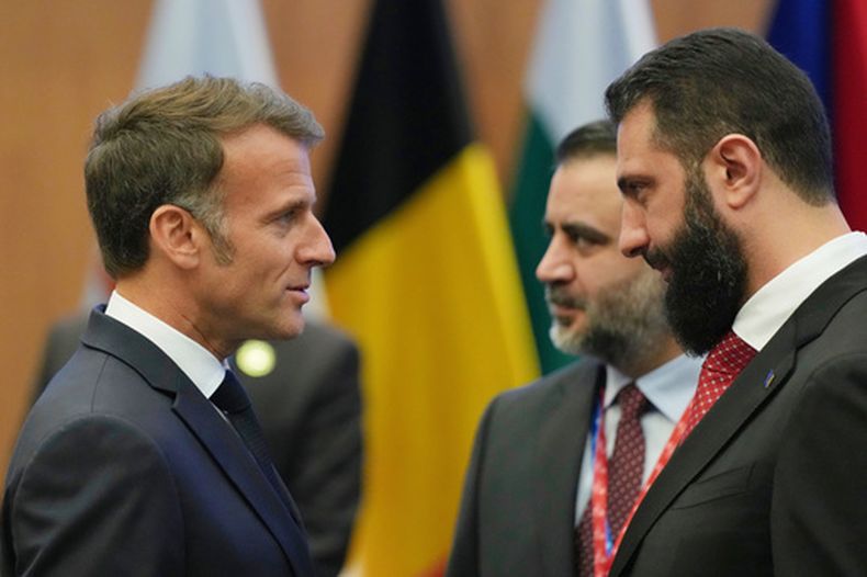El presidente francés (izq) con el presidente sirio Ahmad al-Sharaa en Nicosia, Chipre, el 24 de abril del 2026. (AP foto/Petros Karadjias)