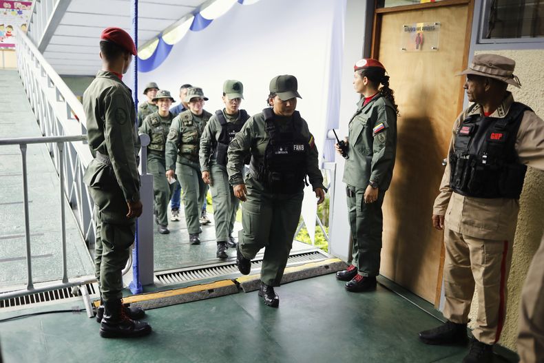 Personal militar acude a votar en las elecciones legislativas y de gobernadores en Caracas, Venezuela, el domingo 25 de mayo de 2025. (AP Foto/Cristian Hernández)