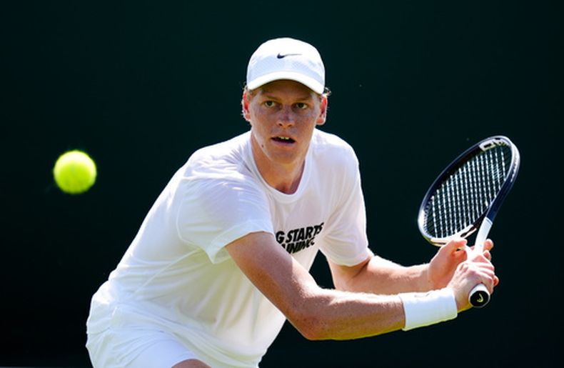 El italiano Jannik Sinner regresa una bola en una sesión de práctica en el All England Lawn Tennis and Croquet Club el miércoles 24 de junio del 2026. (John Walton/PA via AP)