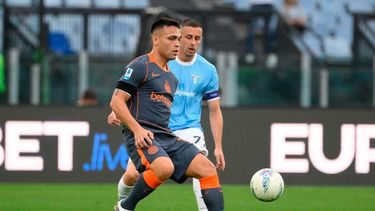 El argentino Lautaro Martínez del Inter de Milán controla el balón frente a Adam Marušić de la Lazio en encuentro de la Serie A el sábado 9 de mayo del 2026. (Fabrizio Corradetti/LaPresse via AP)