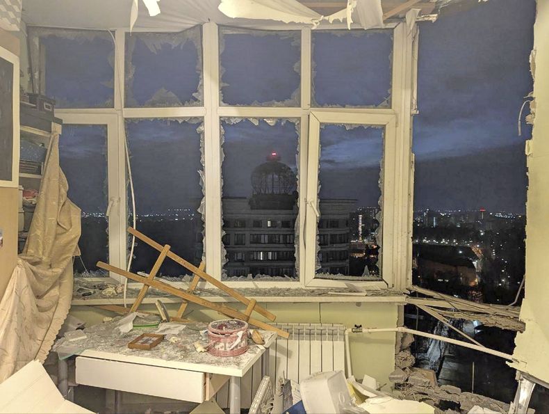 Esta imagen, distribuida por el canal oficial de Telegram del gobernador de la región de Moscú, Andrei Vorobyev, muestra un apartamento dañado por la caída de un dron ucraniano derribado, a las afueras de la capital rusa, el 11 de marzo de 2025. (Canal oficial de Telegram del gobernador de Moscú, Andrei Vorobyev, vía AP)