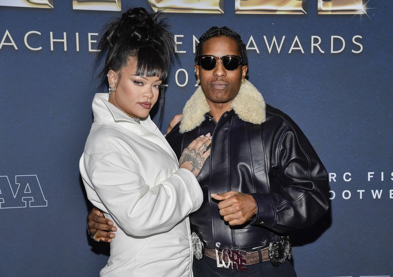 ARCHIVO - El homenajeado por la colaboración del año, A$AP Rocky, derecha, y Rihanna asisten a la 38ª edición anual de los premios Footwear News Achievement Awards en Cipriani South Street el 4 de diciembre de 2024 en Nueva York. (Foto Evan Agostini/Invision/AP, archivo)