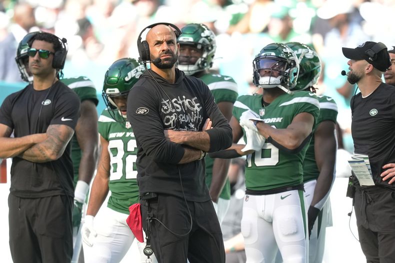 El entrenador de los Jets de Nueva York Robert Saleh observa durante el encuentro ante los Dolphins de Miami el domingo 17 de diciembre del 2023. (AP Foto/Rebecca Blackwell)