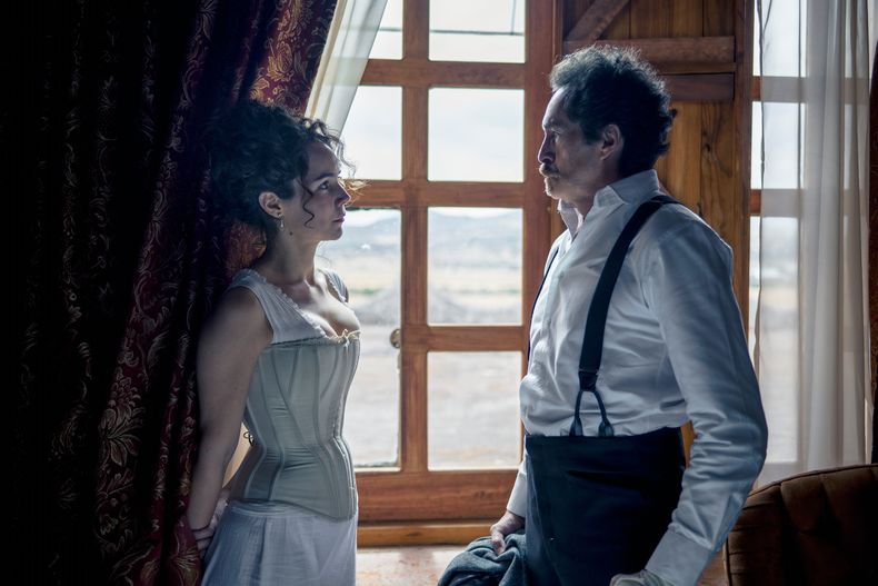 Esta imagen difundida por ViX muestra a Camila Sodi, a la izquierda, y Demian Bichir en una escena de la serie El Dentista. (ViX vía AP)