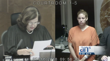 empleada del aeropuerto de miami tras las rejas tras usar tarjetas de credito de un pasajero