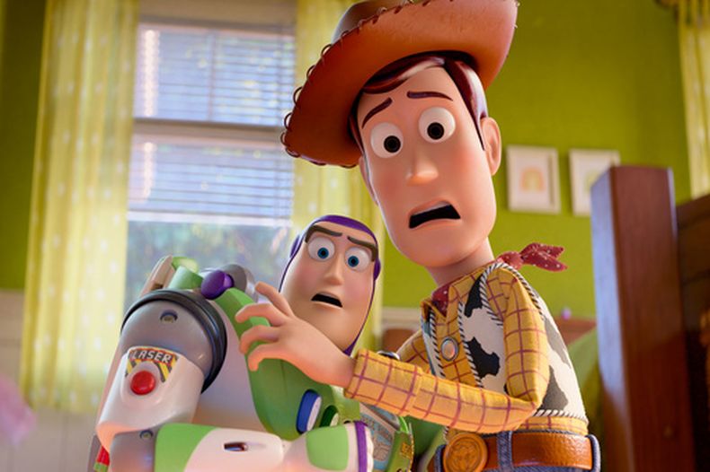 Esta imagen publicada por Disney muestra a los personajes Buzz Lightyear, con la voz de Tim Allen, izquierda, y Woody, con la voz de Tom Hanks, en una escena de Toy Story 5. (Pixar-Disney via AP)