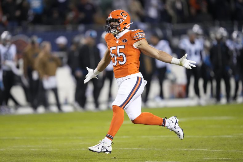Dylan Cole, linebacker de los Bears de Chicago, festeja luego que los Panthers de Carolina fallaron un gol de campo en el partido del jueves 9 de noviembre de 2023 (AP Foto/Charles Rex Arbogast)
