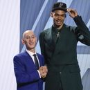 Victor Wembanyama posa para la foto con el comisionado de la NBA Adam Silver tras ser la primera selección del Draft por los Spurs de San Antonio el jueves 22 de junio del 2023. (AP Foto/John Minchillo)