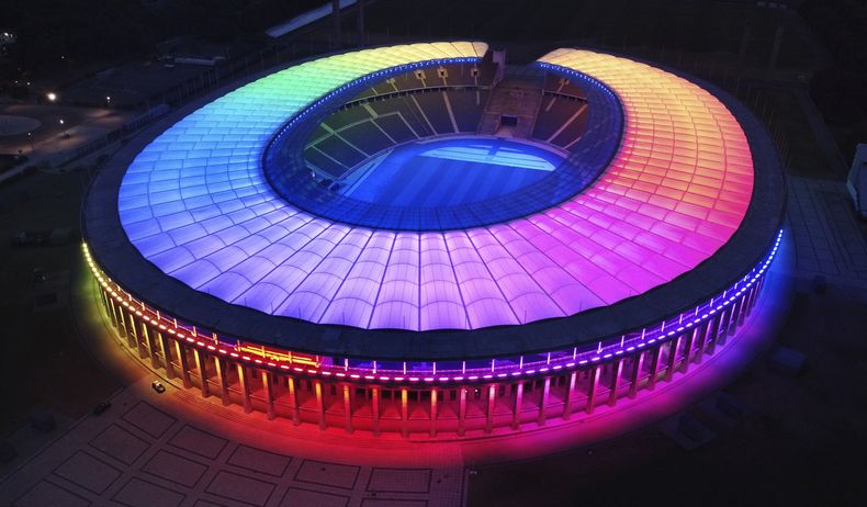 En foto del miércoles 23 de junio del 2021, el Estadio Olímpico de Berlín iluminado con los colores del arcoíris. (AP Foto/Michael Sohn)