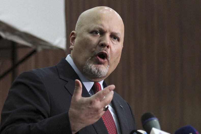 Karim Ahmed Khan, fiscal de la Corte Penal Internacional, durante una conferencia de prensa, el 12 de agosto de 2021, en Jartum, Sudán. (AP Foto/Marwan Ali, Archivo)