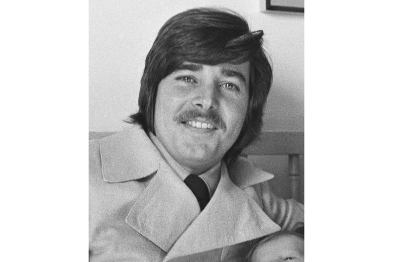 ARCHIVO - El cantante Bobby Sherman aparece en Los Ángeles el 21 de diciembre de 1972. (Foto AP/George Brich, archivo)