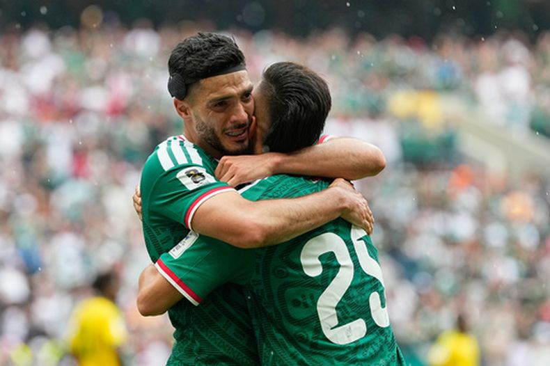 El mexicano Raúl Jiménez abraza a su compañero Roberto Alvarado, a la derecha, tras marcar el segundo gol de su selección durante el partido de fútbol del Grupo A del Mundial entre México y Sudáfrica en la Ciudad de México, el jueves 11 de junio de 2026. (Foto AP/Natacha Pisarenko)