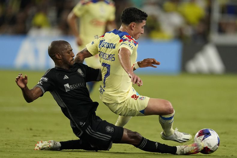 Fafà Picault, mediocampista del Nashville, se desliza para hacer contacto con el balón detrás del estadounidense Alejandro Zendejas, del América, en un partido de la Leagues Cup, disputado el martes 8 de agosto de 2023 (AP Foto/George Walker IV)