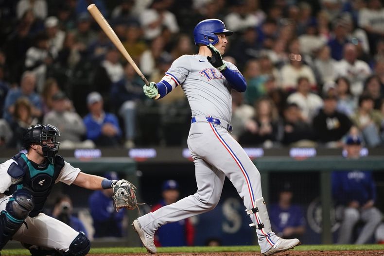 Nathaniel Lowe, de los Rangers de Texas, conecta un sencillo productor en el octavo inning del juego ante los Marineros de Seattle, el jueves 12 de septiembre de 2024 (AP Photo/Lindsey Wasson)