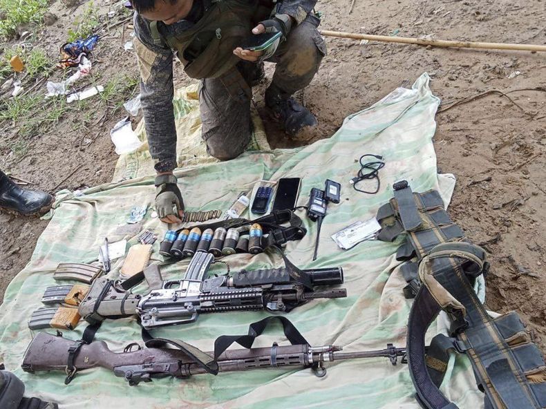Esta foto proporcionada por el 2do Batallón de Infantería del Ejército de Filipinas muestra fusiles de asalto y lanzagranadas recuperados por soldados tras un tiroteo con guerrilleros comunistas en la provincia de Masbate, Filipinas, el domingo 27 de julio de 2025.(Segundo Batallón de Infantería del Ejército de Filipinas via AP)