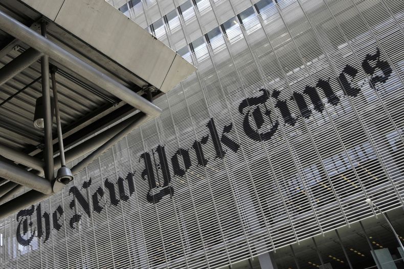 ARCHIVO - Esta fotografía de archivo del 22 de junio de 2019 muestra el exterior del edificio del New York Times en Nueva York. (AP Foto/Julio Cortez, archivo)
