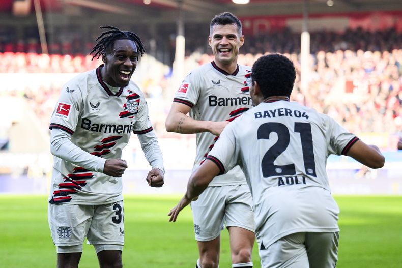 Jeremie Frimpong del Bayer Leverkusen celebra tras anotar el primer gol en el encuentro ante el Heidenheim en la Bundesliga el sábado 17 de febrero del 2024. (Tom Weller/dpa via AP)