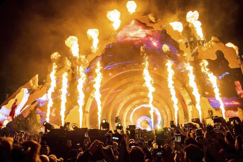 ARCHIVO - Travis Scott durante su presentación en el Día 1 del Festival de Música Astroworld en NRG Park, el 5 de noviembre de 2021, en Houston. Un informe policial de casi 1300 páginas publicado el viernes 28 de julio de 2023 muestra algunas de las preocupaciones de seguridad que había antes de que la superestrella del rap Travis Scott subiera al escenario en el festival Astroworld 2021 en Houston. (Foto Amy Harris/Invision/AP, File)