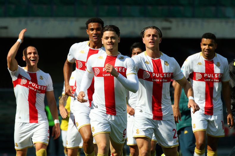 Vitinha (centro, frente), del Genoa, celebra tras anotar el primer gol durante el juego de fútbol de la Serie A entre el Hellas Verona y el GFC Genoa 1893 en Verona, Italia, el domingo 15 de marzo de 2026. (Paola Garbuio/LaPresse vía AP)