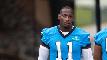 Nic Scourton, linebacker de los Panthers de Carolina, ingresa en el campo de entrenamiento el jueves 23 de julio de 2026, en Charlotte (AP Foto/Scott Kinser)