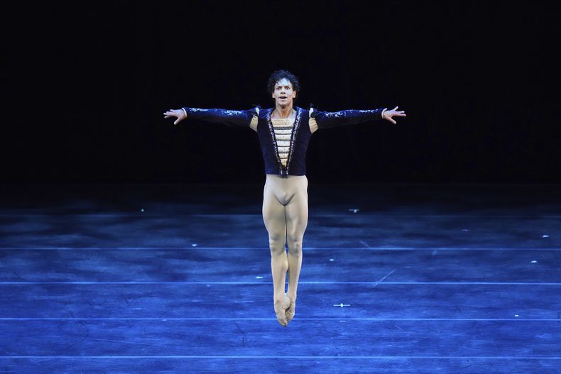 El reconocido bailarín mexicano Isaac Hernández, del American Ballet Theatre, se presenta en Despertares en el Auditorio Nacional de la Ciudad de México, el sábado 30 de agosto de 2025. (Foto AP/Eduardo Verdugo)