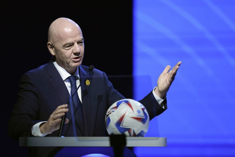 ARCHIVO - El presidente de la FIFA, Gianni Infantino, habla ante el 78vo Congreso de la CONMEBOL en Luque, Praguay, el jueves 11 de abril de 2024 (AP Foto/Jorge Sáenz, archivo)