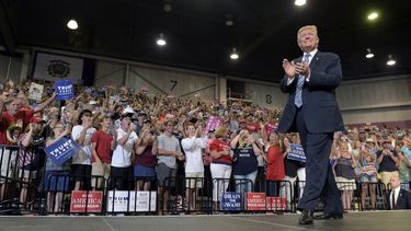 Trump apela a bases ante la pérdida de apoyo y agenda parada