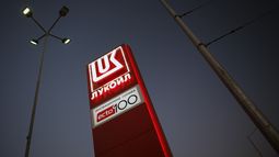 El logo de una gasolinera de Lukoil, iluminado en Sofía, Bulgaria, el 28 de octubre de 2025. (AP Foto/Valentina Petrova)