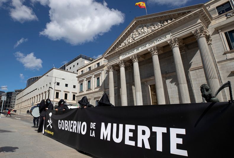 ARCHIVO - Manifestantes contra la eutanasia se congregan frente al Congreso español el jueves 18 de marzo de 2021, en Madrid, España. (AP Foto/Paul White, archivo)