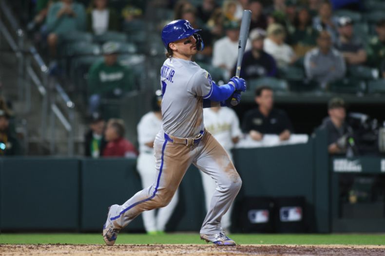Bobby Witt Jr., de los Reales de Kansas City, conecta un jonrón de tres carreras durante la décima entrada de un partido de béisbol contra los Atléticos, el martes 28 de abril de 2026, en West Sacramento, California. (AP Foto/Scott Marshall)