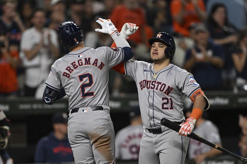 Alex Bregman (2), de los Astros de Houston, es felicitado en el plato por Yainer Díaz (21) después de batear cuadrangular solitario en contra del lanzador de los Orioles de Baltimore Burch Smith durante la séptima entrada del juego de béisbol del domingo 25 de agosto de 2024, en Baltimore. (AP Foto/Terrance Williams)