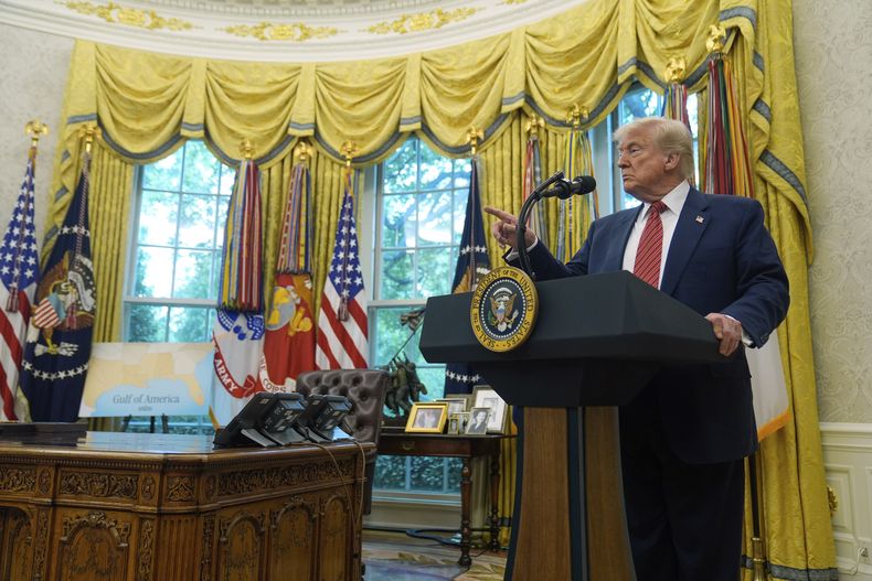 El presidente de Estados Unidos, Donald Trump, habla con la prensa después de que David Perdue jurara el cargo de embajador estadounidense en China, durante una ceremonia en la Oficina Oval de la Casa Blanca, el miércoles 7 de mayo de 2025, en Washington. (AP Foto/Mark Schiefelbein)