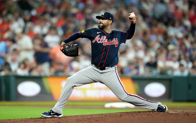 El lanzador abridor de los Bravos de Atlanta, Martín Pérez, realiza un lanzamiento hacia Isaac Paredes, de los Astros de Houston, durante la primera entrada de un partido de béisbol, el 20 de septiembre de 2026, en Houston. (Foto AP/Karen Warren)