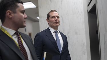 Pete Marocco, nominado político de la desmantelada USAID, sale tras informar a puerta cerrada a la Comisión de Asuntos Exteriores de la Cámara de Representantes, en el Capitolio, Washington, el miércoles 5 de marzo de 2025. (AP Foto/J. Scott Applewhite)